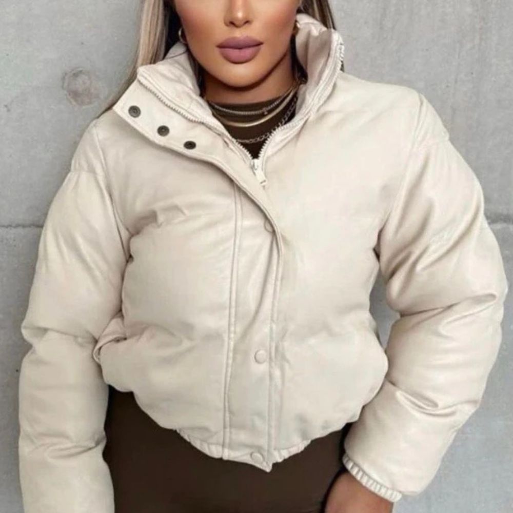 Jaqueta Puffer Feminina de Couro Forrada com Capuz