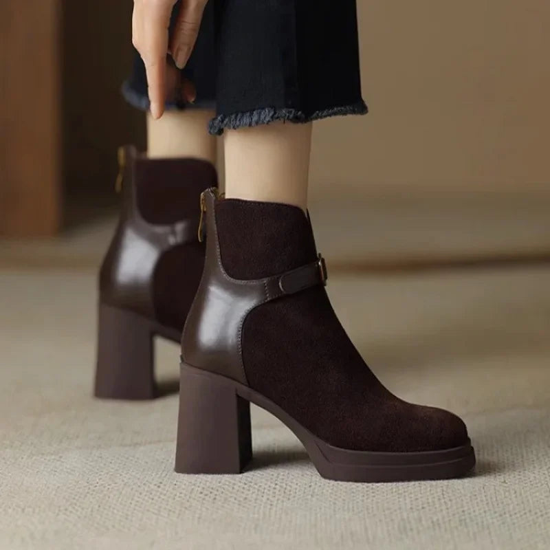 Bota Feminina De Salto Plataforma Com Fivela E Recorte Frontal