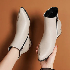 Bota Feminina Modelo Curto Com Detalhes Prateados